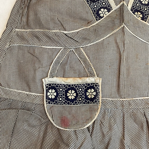 Antique Little Girl’s Apron With Photo of Original Owner Wearing It - Picture 11 of 16